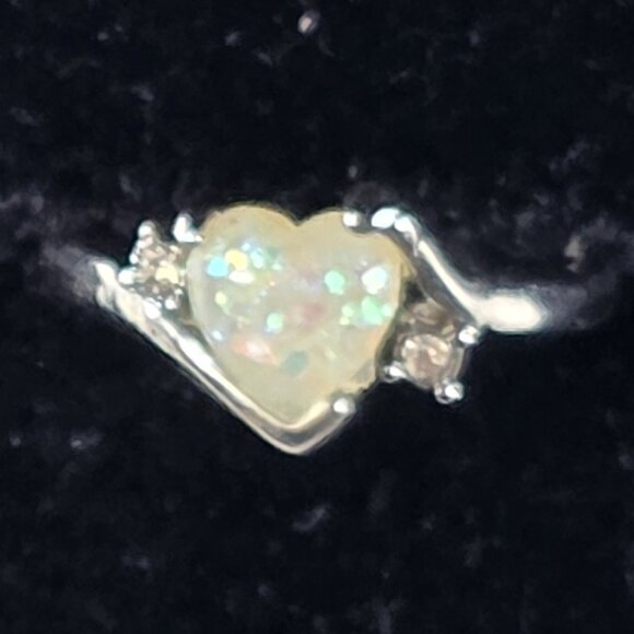 Beautiful Heart Shapped White Opal Set in 625 Silver Ring Size 11 - Picture 4 of 4